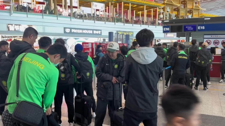  博主：昨天遭遇停飛休息一晚，國安隊首都機場今日再出發(fā)