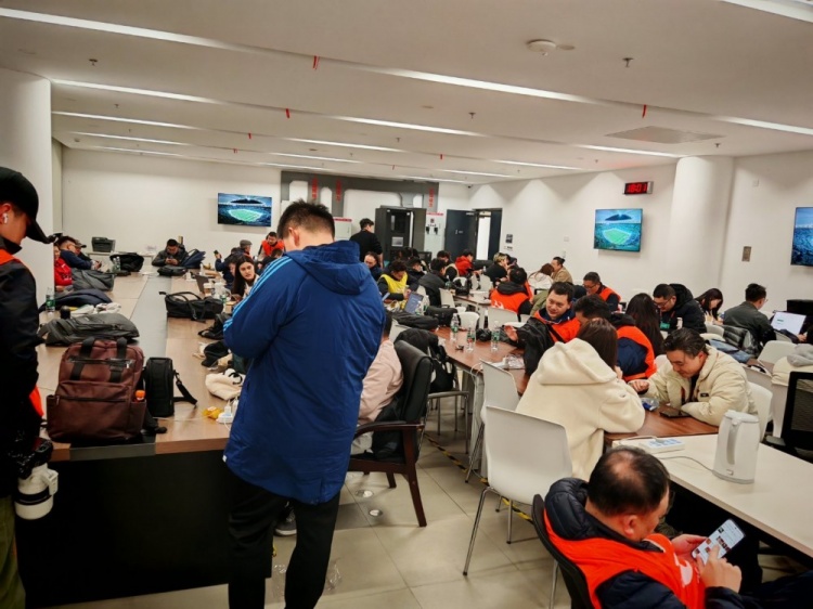 記者曬超級杯報道現場圖：中國足球2025第一戰(zhàn)，關注度拉滿
