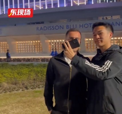  塞爾吉尼奧現(xiàn)身上海八萬人體育場，并與球迷親切打招呼合影