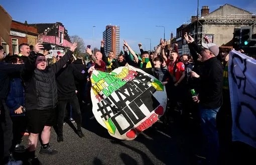  曼晚：約5000曼聯(lián)球迷賽前抗議格雷澤家族，打出多個標(biāo)語橫幅