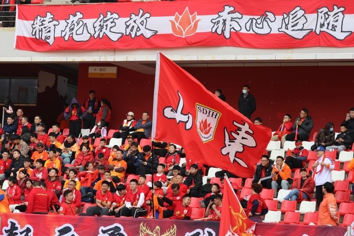 主場上萬名球迷的吶喊助威，給山東體彩女足征戰(zhàn)女超增添了能量與動(dòng)力