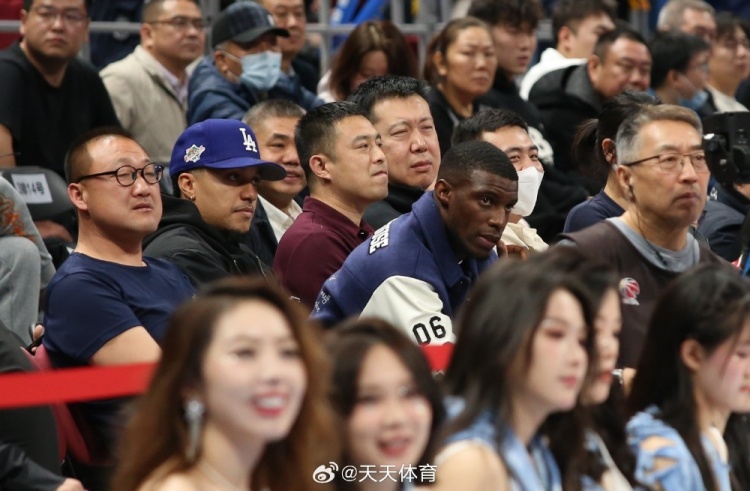  真籃球迷！國安外援法比奧攜玉昆外援科斯塔來到五棵松觀戰(zhàn)CBA