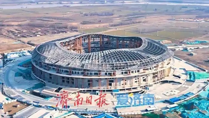  魯媒：戴上1.6萬噸“鋼鐵巨冠”，黃河體育中心球場完成屋蓋施工