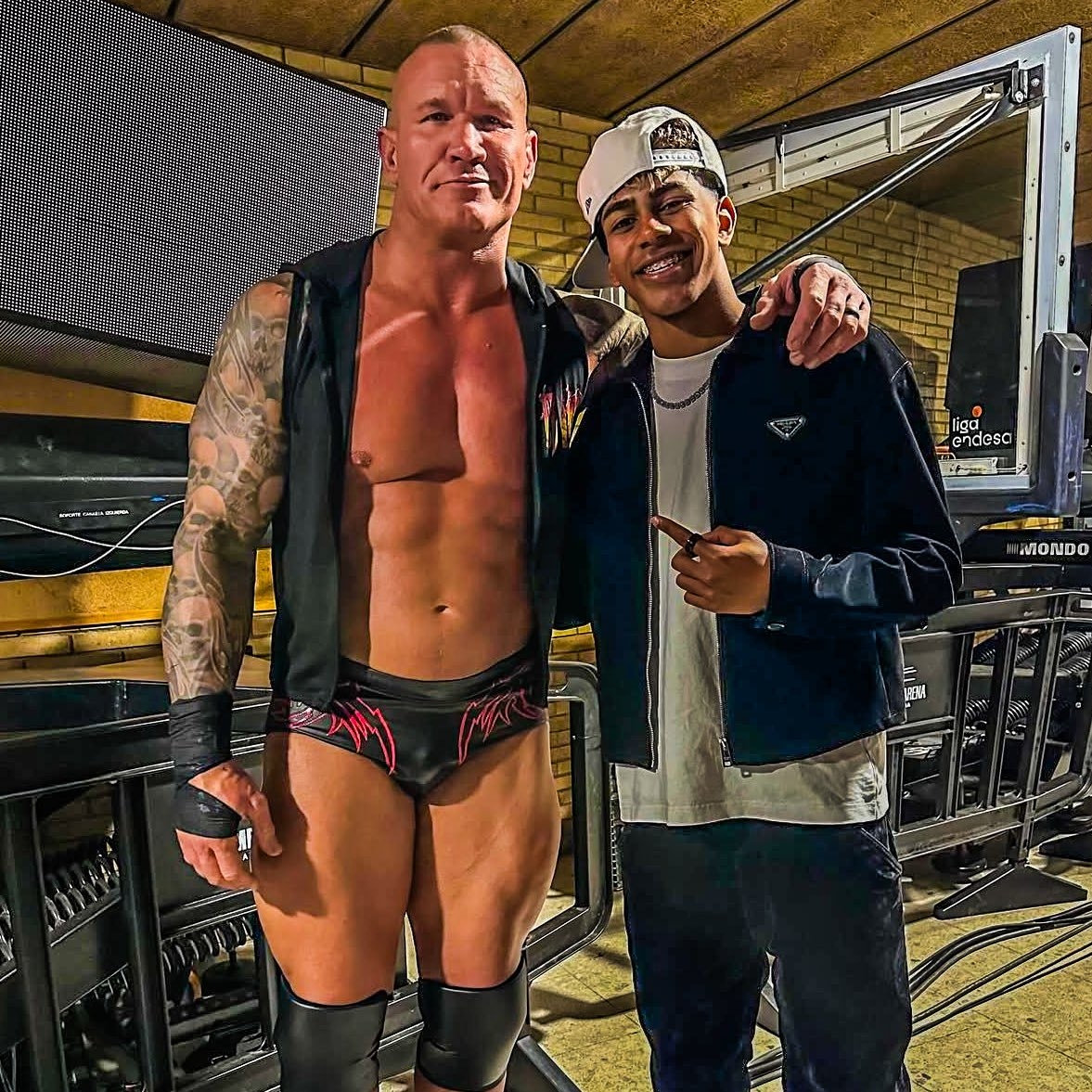  小心RKO！亞馬爾現(xiàn)場觀戰(zhàn)WWE，和奧爾頓、Triple H等合影