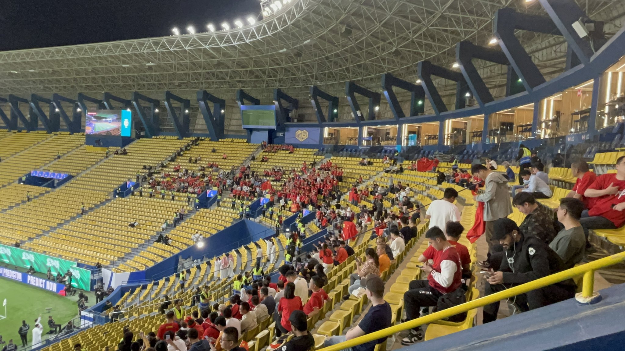  球票已售罄！中國球迷已經(jīng)入場，坐在球場上層沙特球迷區(qū)上方