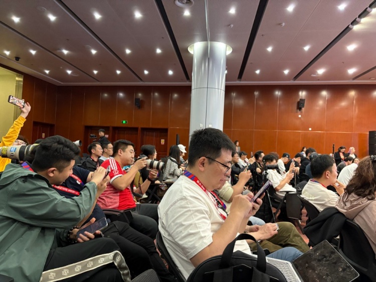  萬眾矚目！記者擠滿國足賽前新聞發(fā)布廳，賽場記者預(yù)計(jì)超300人